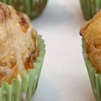 Быстрые и вкусные кексо-пиццы: идеальная закуска для дома