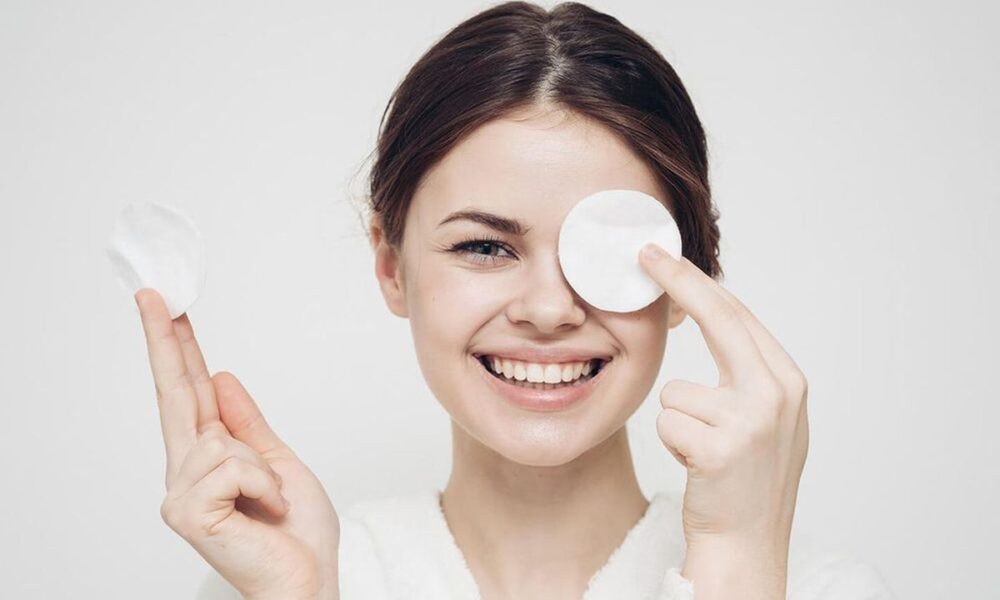 Секреты идеального снятия макияжа с глаз: советы звездных визажистов