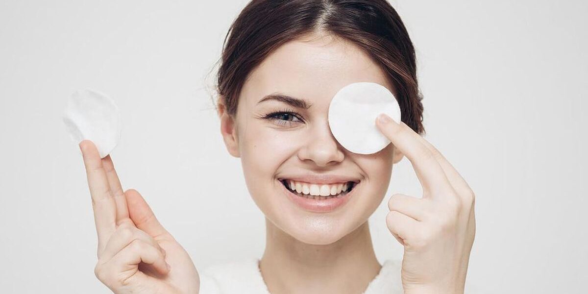 Секреты идеального снятия макияжа с глаз: советы звездных визажистов