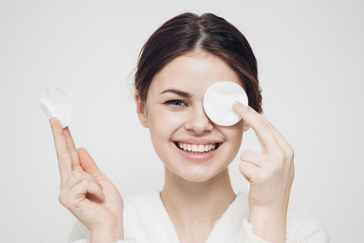 Секреты идеального снятия макияжа с глаз: советы звездных визажистов