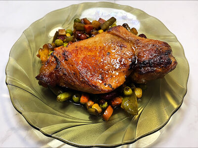 Сочные свиные стейки с овощами: простой и быстрый рецепт для ужина