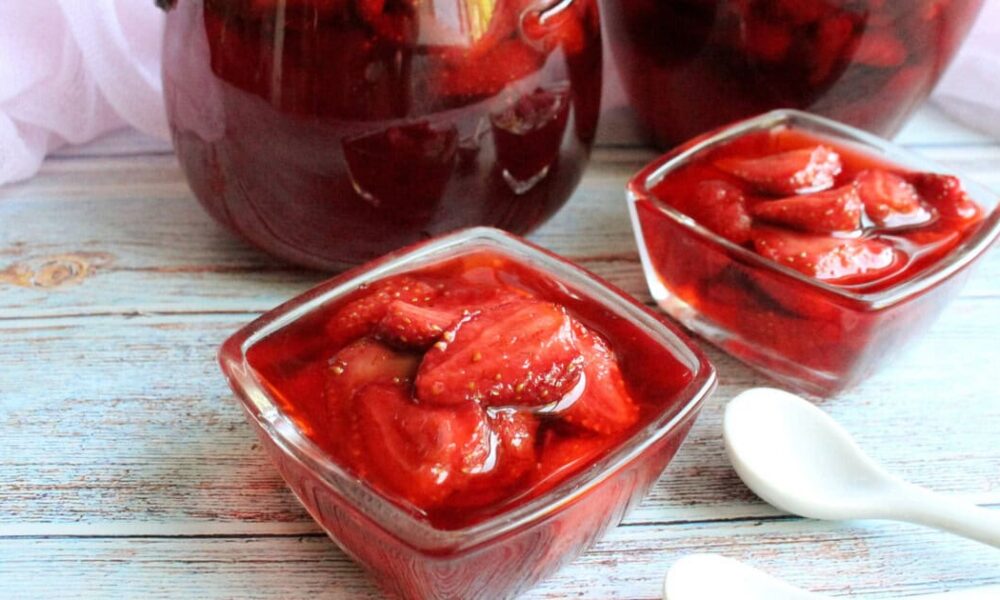 Клубника на зиму без варки: самый простой рецепт для ленивых хозяек