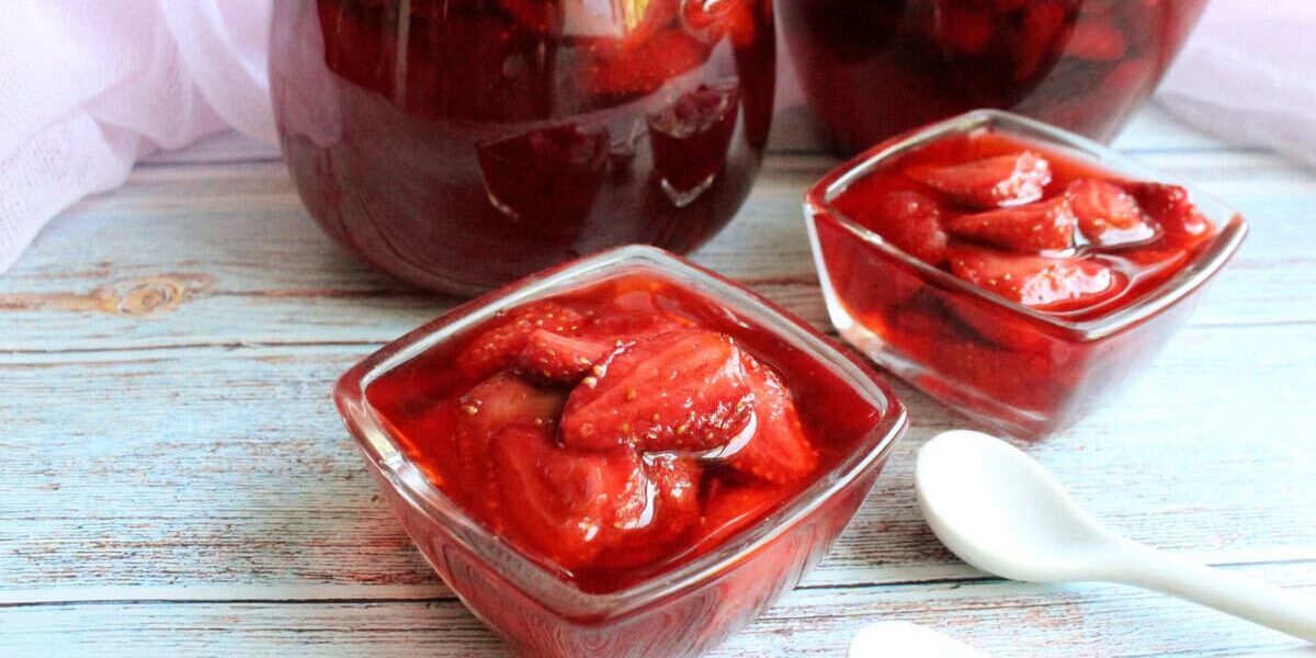 Клубника на зиму без варки: самый простой рецепт для ленивых хозяек