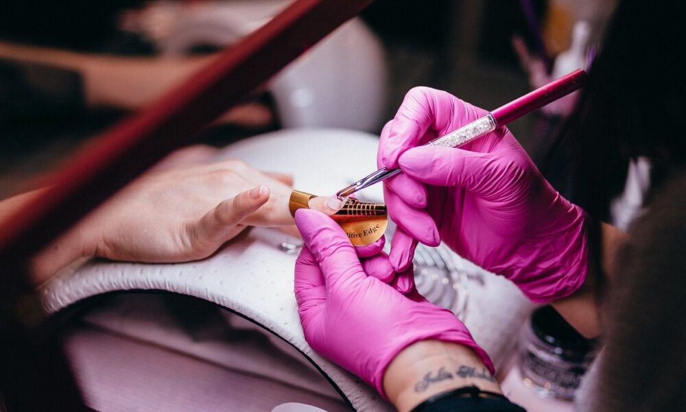 Как цвет маникюра рассказывает о характере женщины: мнение психологов