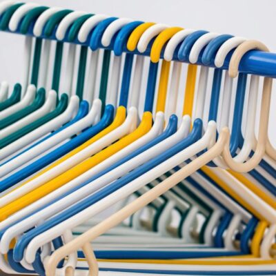 Неожиданные лайфхаки для дачи: как вешалка для одежды может стать вашим секретным помощником