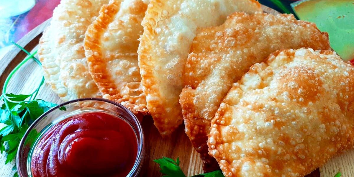 Секрет идеальных чебуреков: тонкое, хрустящее тесто, которое понравится всем