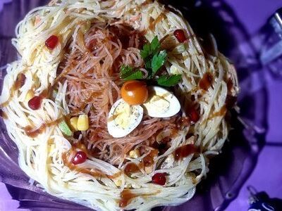 Теплый салат с фунчозой: рецепт для праздничного стола