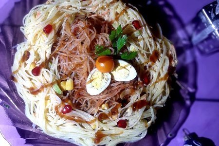 Теплый салат с фунчозой: рецепт для праздничного стола