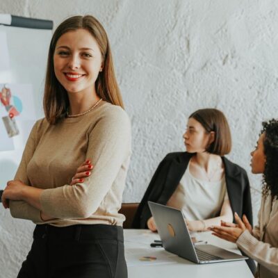 Скрытые признаки неуверенности: как распознать низкую самооценку у уверенных женщин