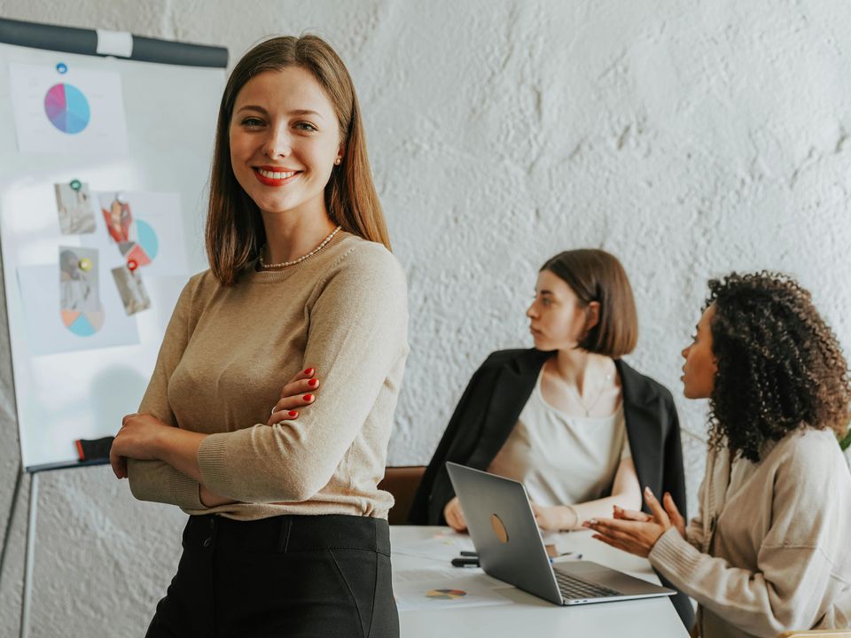 Скрытые признаки неуверенности: как распознать низкую самооценку у уверенных женщин