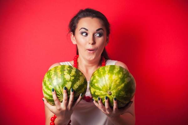 Летняя жара: секреты свежести и комфорта под грудью