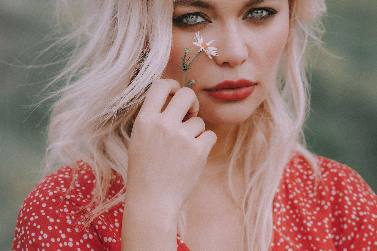 Секреты летнего макияжа для жирной кожи: как сохранить свежесть в жару