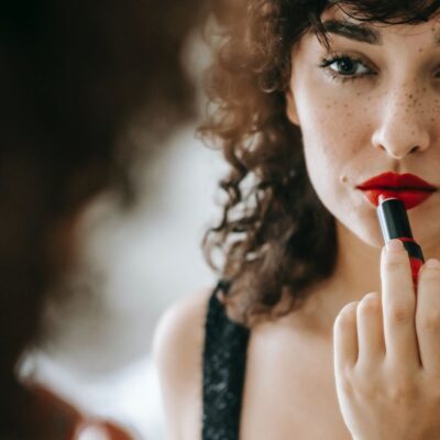 Как выбрать идеальную помаду: секреты визажистов для сияющей улыбки