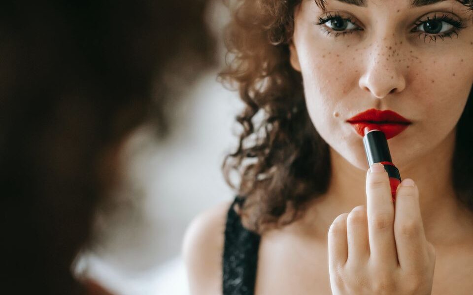 Как выбрать идеальную помаду: секреты визажистов для сияющей улыбки