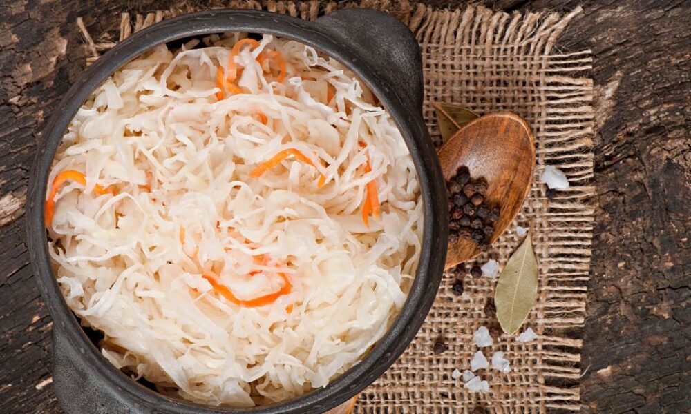 Квашеная капуста: польза, вред и кому стоит отказаться от "народного деликатеса"