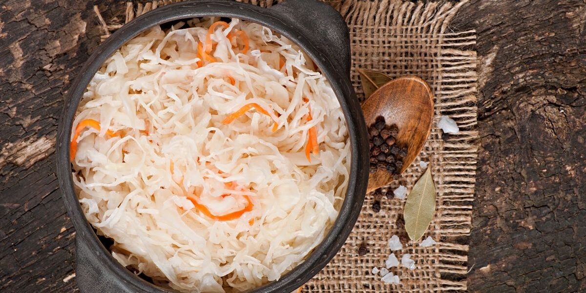 Квашеная капуста: польза, вред и кому стоит отказаться от "народного деликатеса"