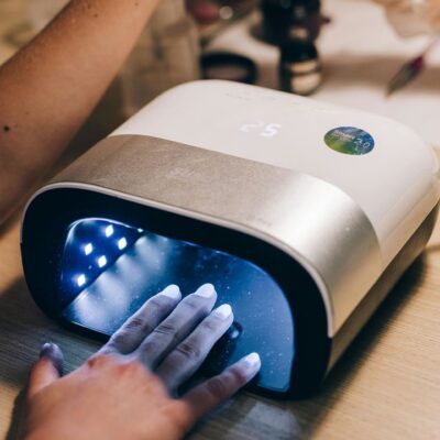 Почему гель-лак жжет в лампе: причины и что делать