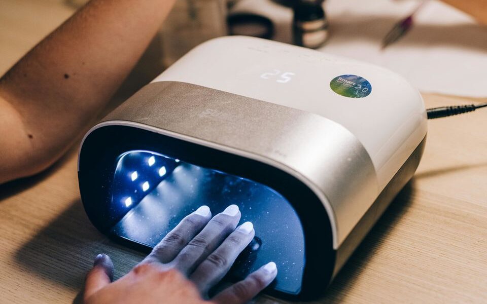 Почему гель-лак жжет в лампе: причины и что делать