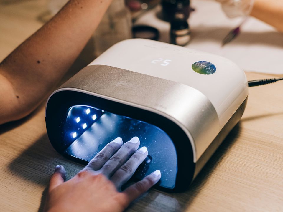 Почему гель-лак жжет в лампе: причины и что делать