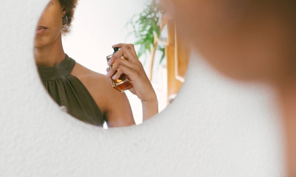 Секреты нанесения парфюма: 5 неожиданных точек на теле для стойкого аромата
