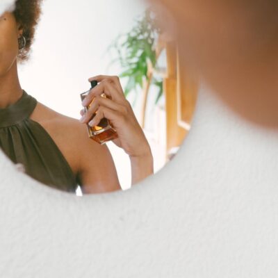 Секреты нанесения парфюма: 5 неожиданных точек на теле для стойкого аромата