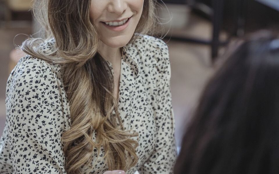 Как произвести идеальное первое впечатление: 6 советов психолога для женщин