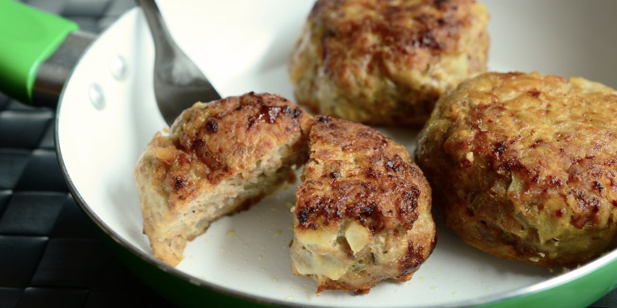 Кулинарный секрет: почему котлеты лучше не жарить сразу из фарша