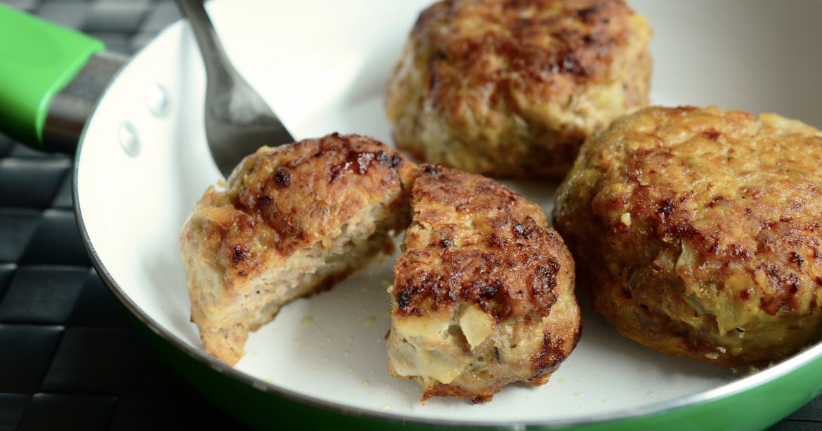 Кулинарный секрет: почему котлеты лучше не жарить сразу из фарша