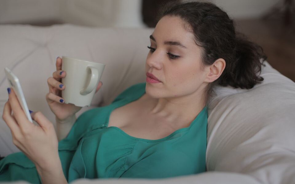 Как перестать звонить бывшему и начать жить счастливо: советы психолога