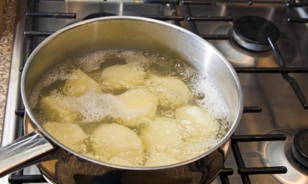 Полезная вода от вареной картошки: секреты для дома, сада и красоты