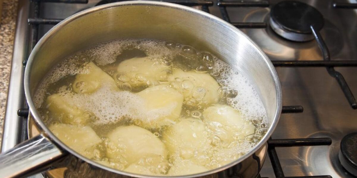Полезная вода от вареной картошки: секреты для дома, сада и красоты
