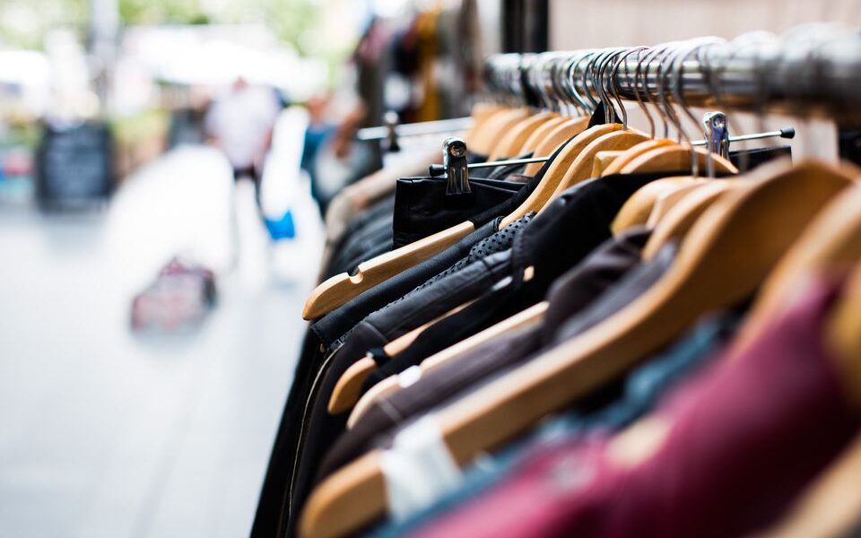 Что звезды не покупают в секонд-хенде: секреты стильных образов