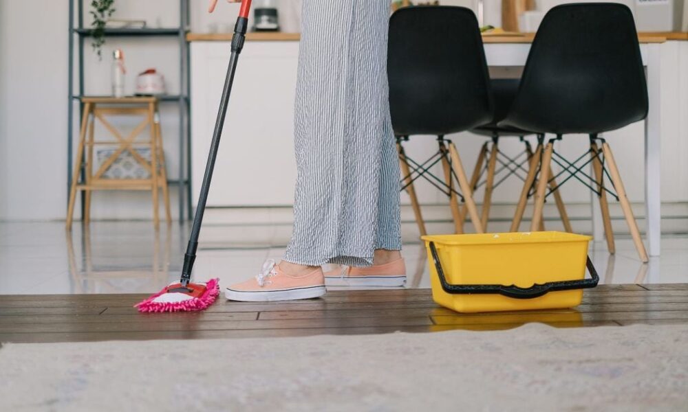 Какую воду нельзя использовать для мытья пола, чтобы не навредить дому
