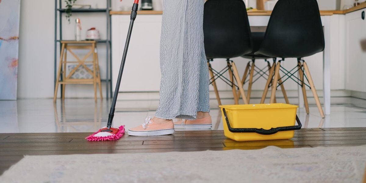 Какую воду нельзя использовать для мытья пола, чтобы не навредить дому