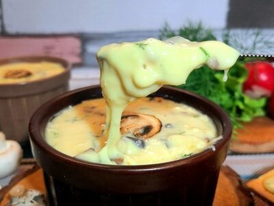 Домашний плавленый сыр с грибами и зеленью: простой рецепт для гурманов