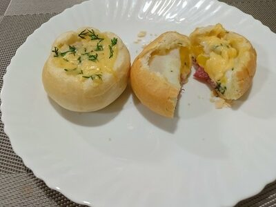 Сытная выпечка: булочка с колбасой и яйцом для идеального завтрака