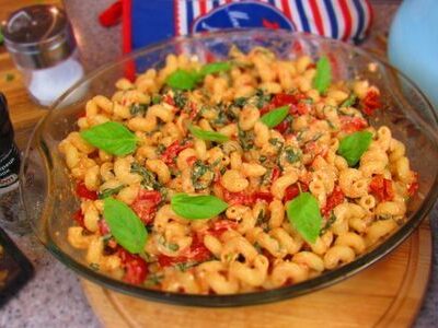 Легкий ужин: макароны с фетой и помидорами за 15 минут