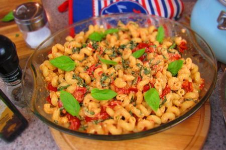 Легкий ужин: макароны с фетой и помидорами за 15 минут