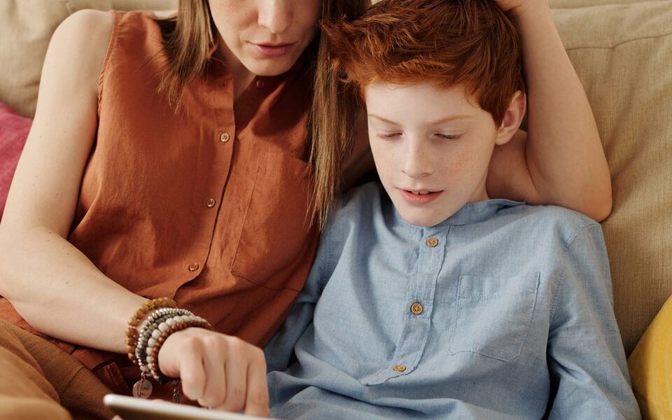 Какие слова ранят детскую душу: избегаем опасных фраз в общении с ребенком