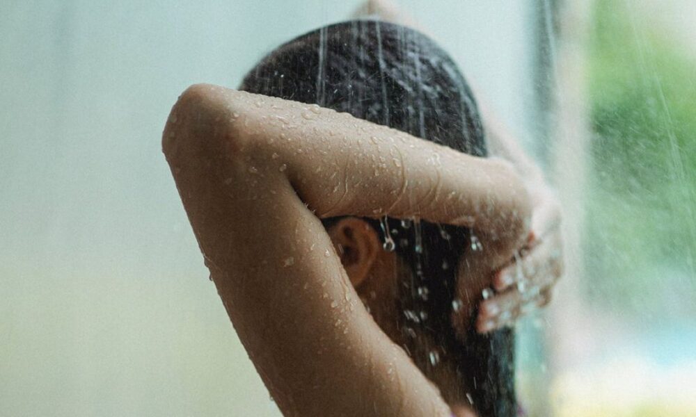 Обратное мытье волос: секрет красоты звезд, который стоит попробовать