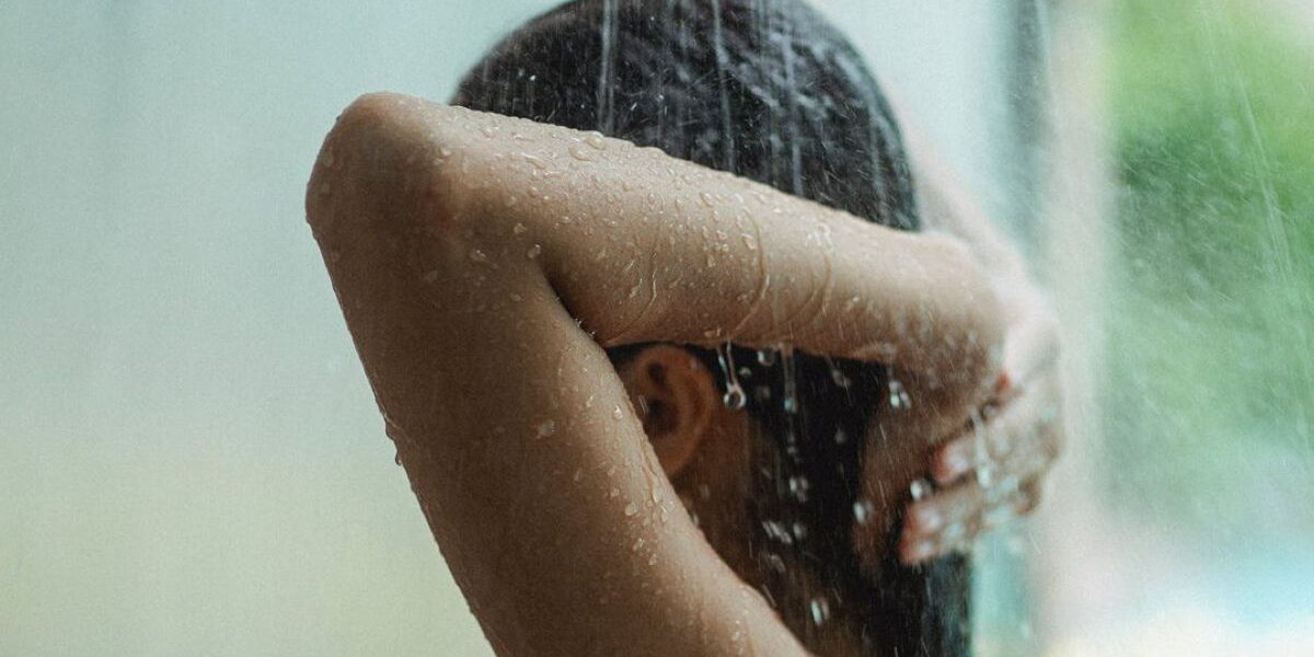 Обратное мытье волос: секрет красоты звезд, который стоит попробовать