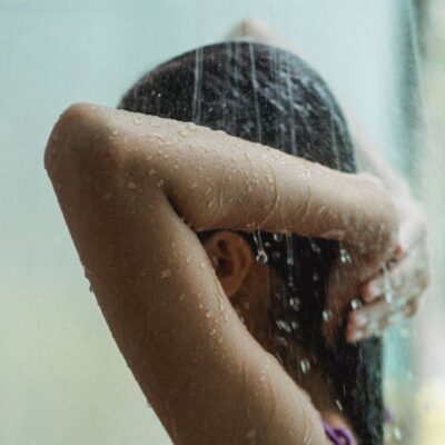 Обратное мытье волос: секрет красоты звезд, который стоит попробовать