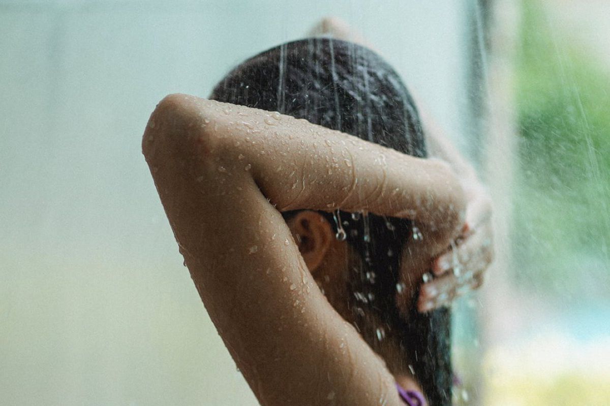 Обратное мытье волос: секрет красоты звезд, который стоит попробовать