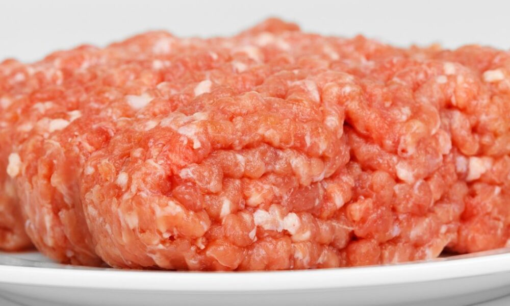Секрет идеальных котлет: почему не стоит мешать фарш руками