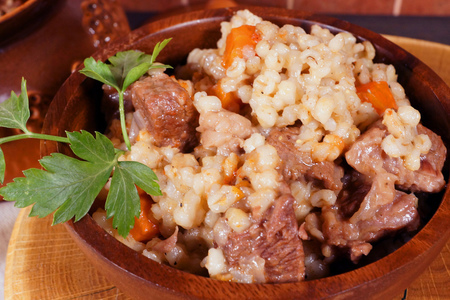 Перловка с мясом: рецепт сытного и ароматного блюда