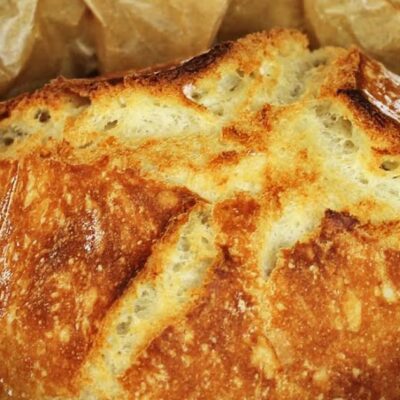 Легкий хлеб в кастрюле: пышный, с хрустящей корочкой, без замеса и хлопот