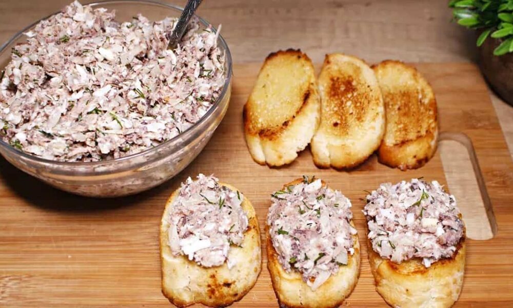 Быстрая и вкусная намазка на хлеб: исчезает за вечер!