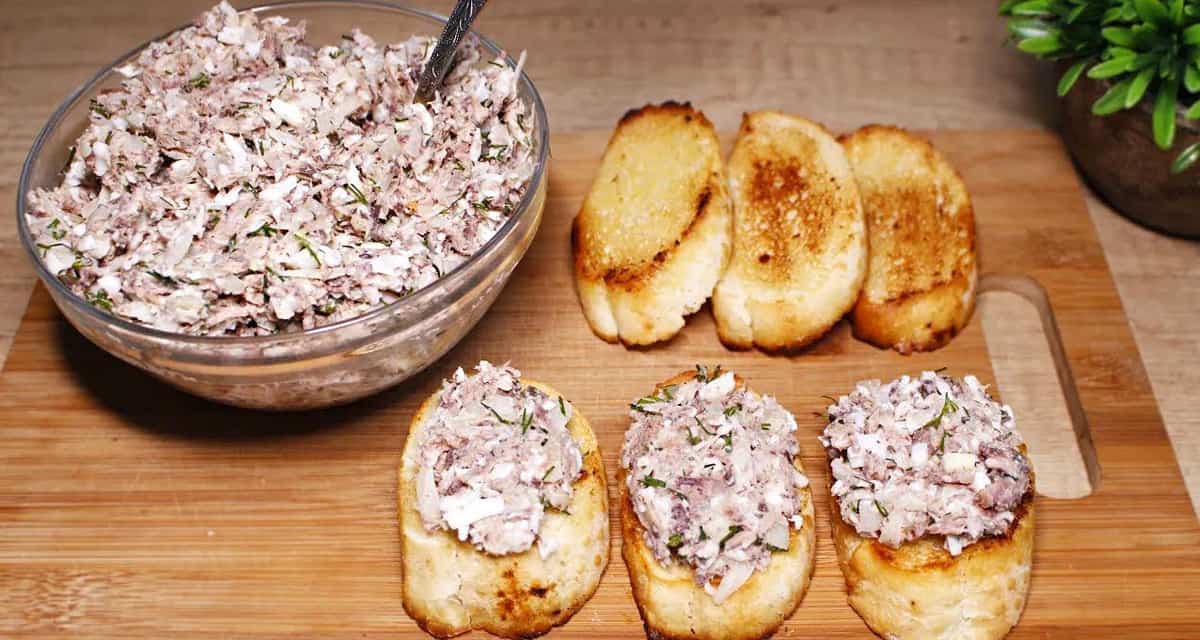 Быстрая и вкусная намазка на хлеб: исчезает за вечер!