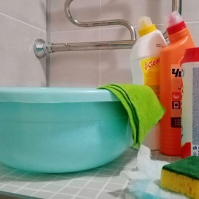 Свежесть без стирки: секреты устранения запаха с одежды