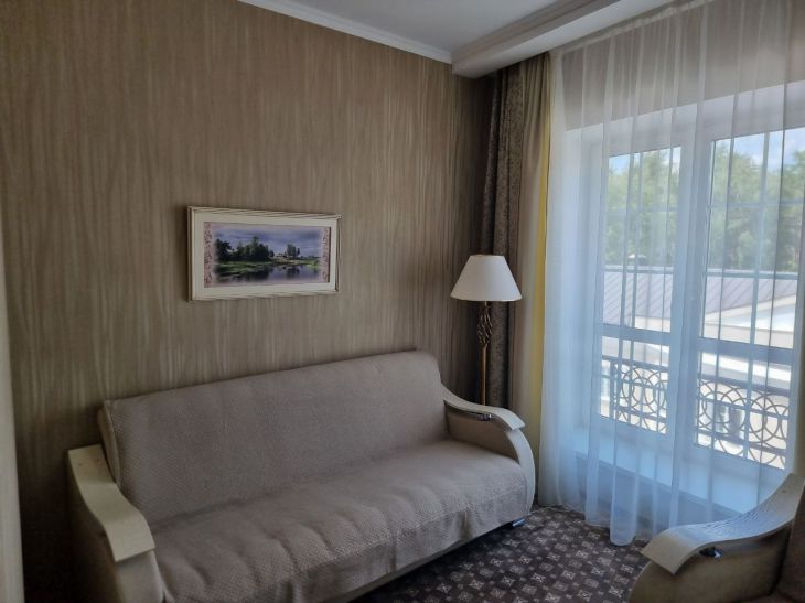 Как вывести пятна с дивана: секреты чистки обивки для каждой хозяйки